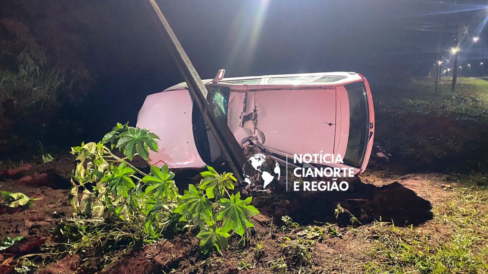 Acidente entre Cianorte e Vidigal deixa jovem ferido após carro bater contra poste